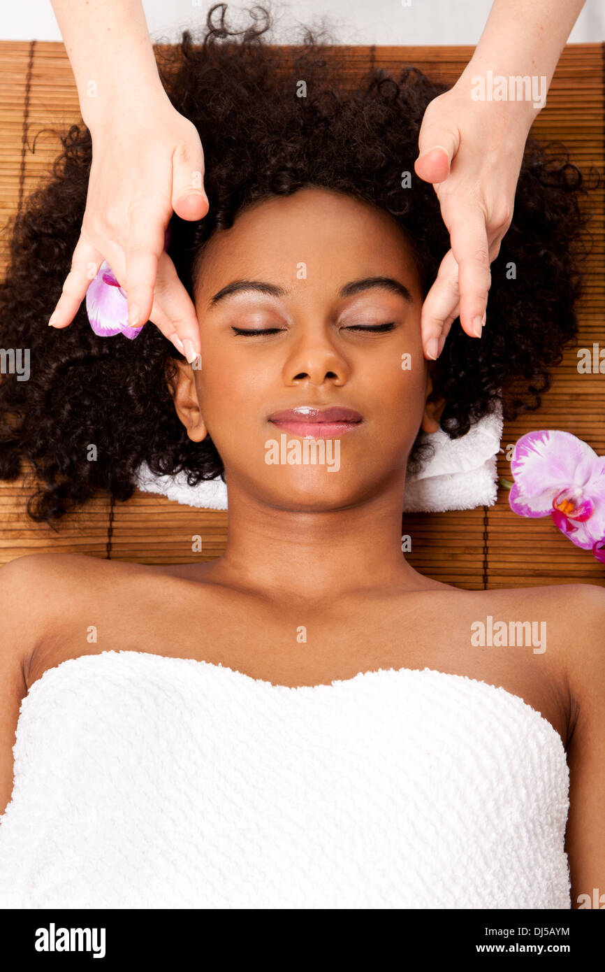 Gesichts-Tempel-massage im Beauty spa Stockfoto