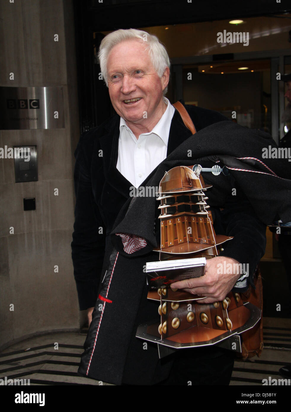 David Dimbleby gesehen verlassen die BBC zwei Hörfunkstudio tragen einen Ausschnitt der Dr, die Dalek Credit: Simon Matthews/Alamy Live News Stockfoto