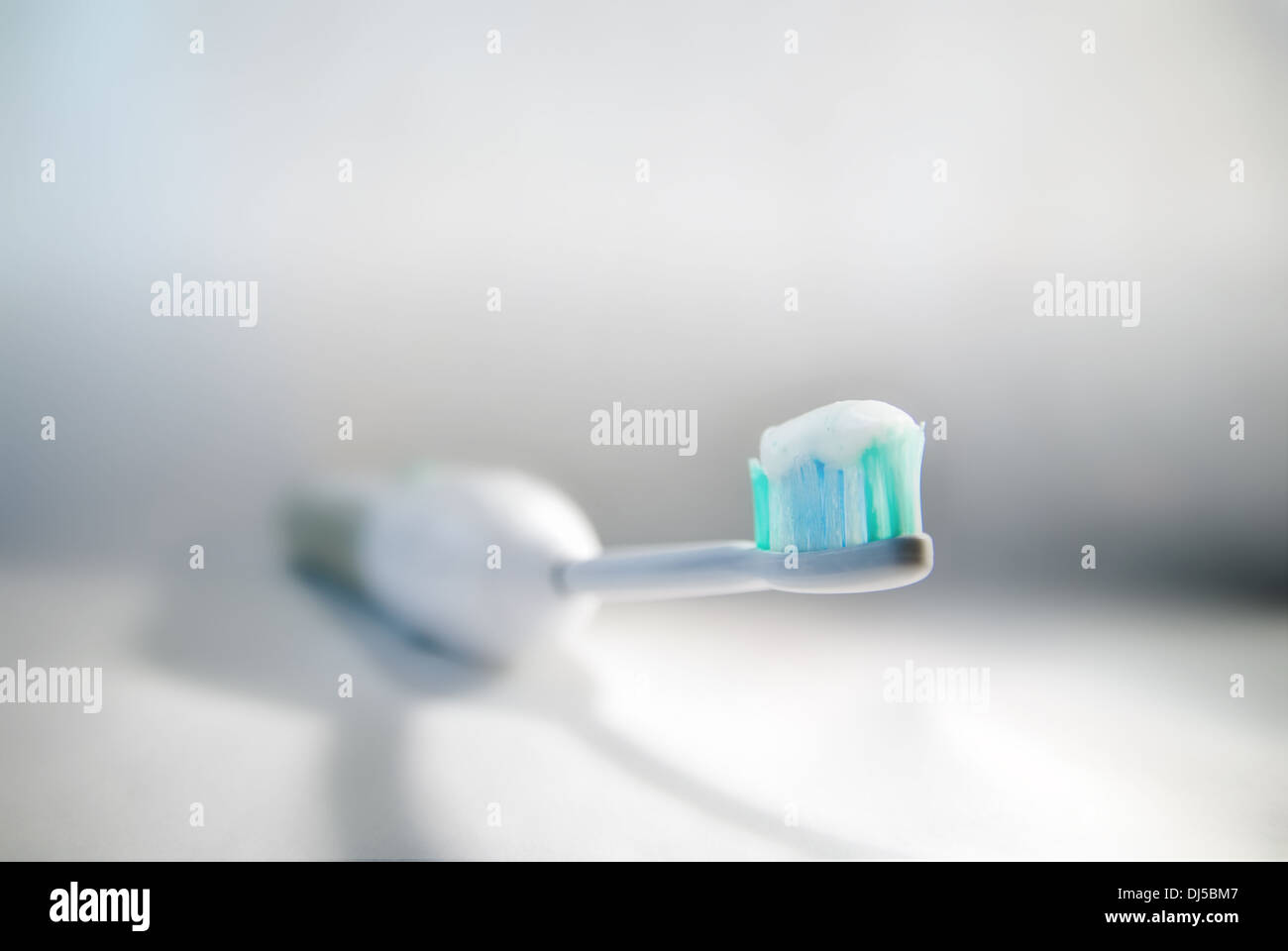 elektrische Zahnbürste im Morgenlicht Stockfoto
