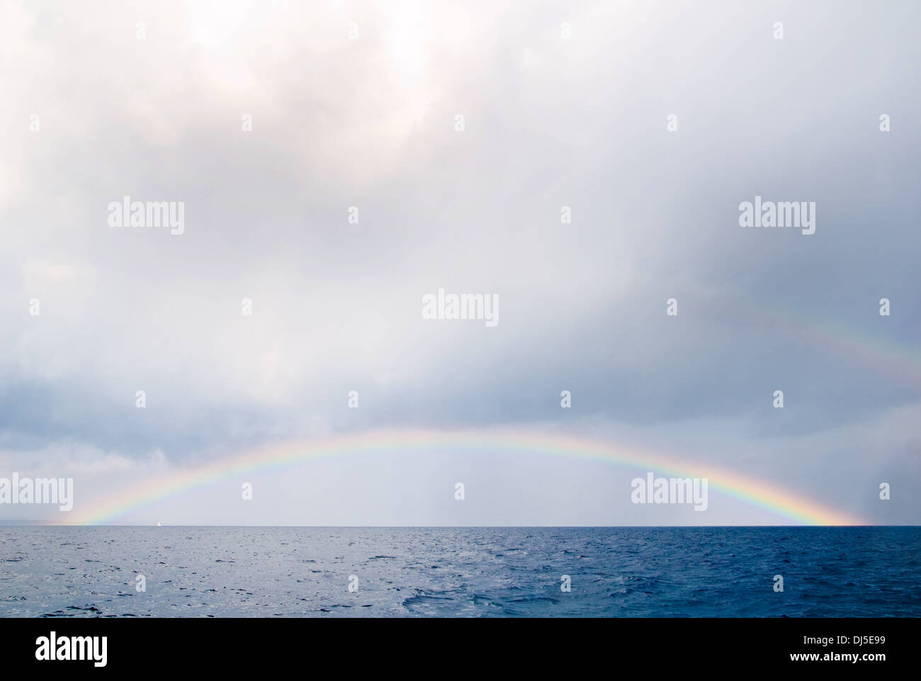 Regenbogen über dem Mittelmeer Stockfoto