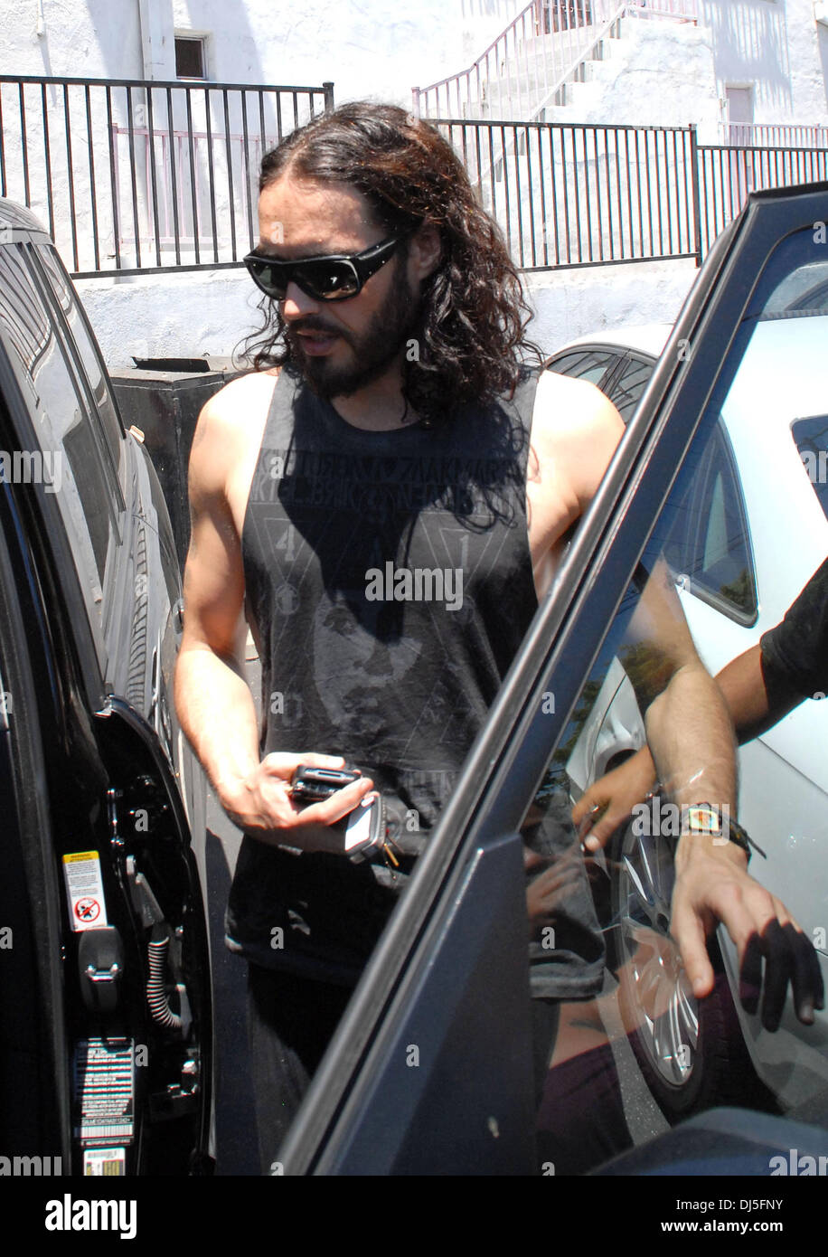 Russell Brand steigt in seinen Wagen in Sunset Plaza Los Angeles, Kalifornien - 05.06.12, Stockfoto