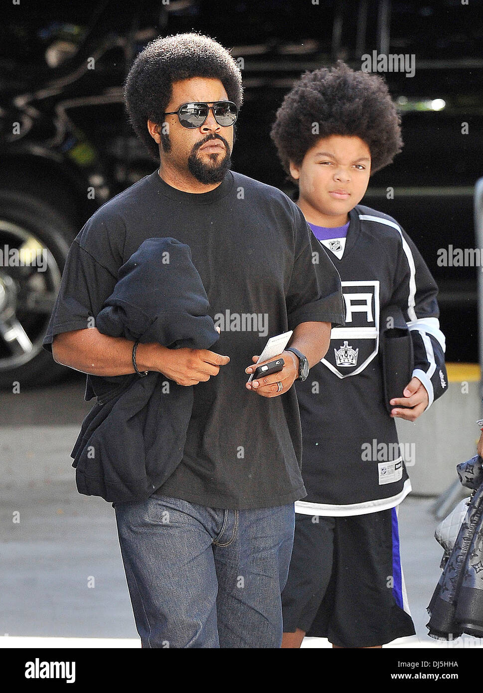 Rapper/Schauspieler Ice Cube und Sohn O'Shea Jackson Jr., kommen für Spiel vier der 2012 Stanley-Cup-Finale zwischen den Los Angeles Kings und den New Jersey Devils im Staples Center Los Angeles, Kalifornien - 06.06.12 Stockfoto