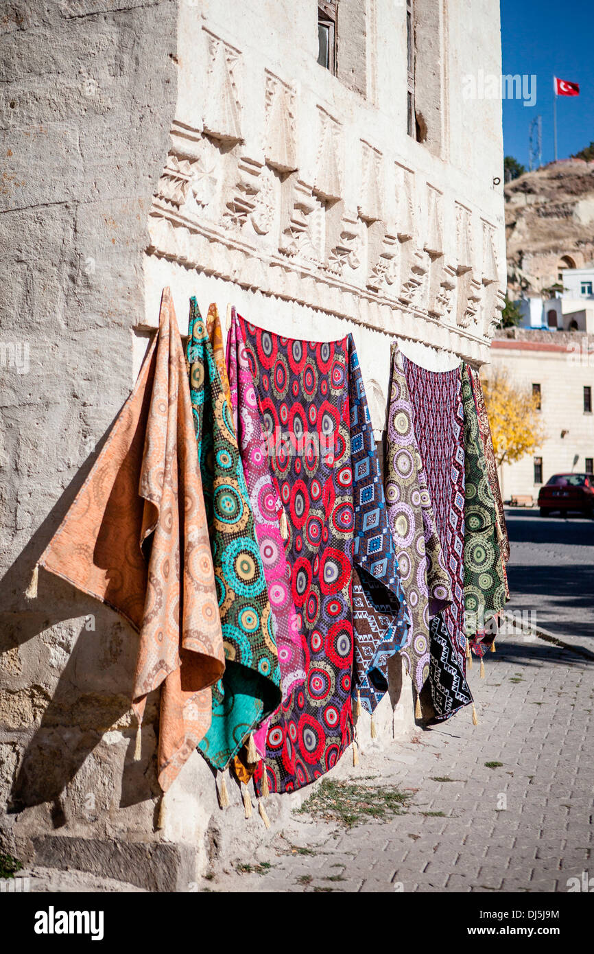 Restaurierte griechischen Patrizierhäuser traditionelle türkische Souvenir Textilien im Dorf Sinassos in Kappadokien, Türkei anzeigen Stockfoto