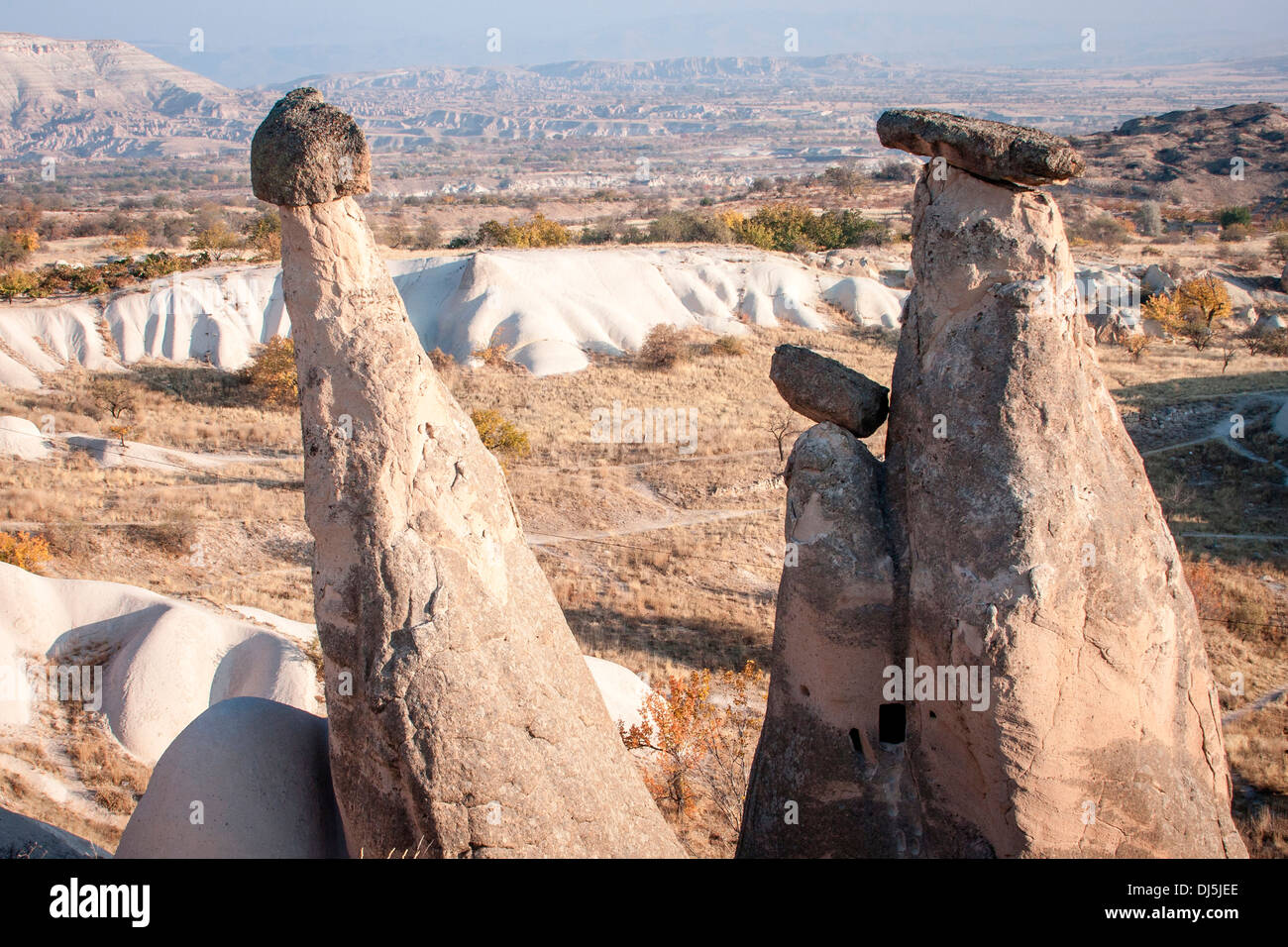 Blick auf die drei Grazien, natürlich geformte Felsformationen bekannt als Feenkamine in Kappadokien, südlichen Anatolien, Türkei. Stockfoto