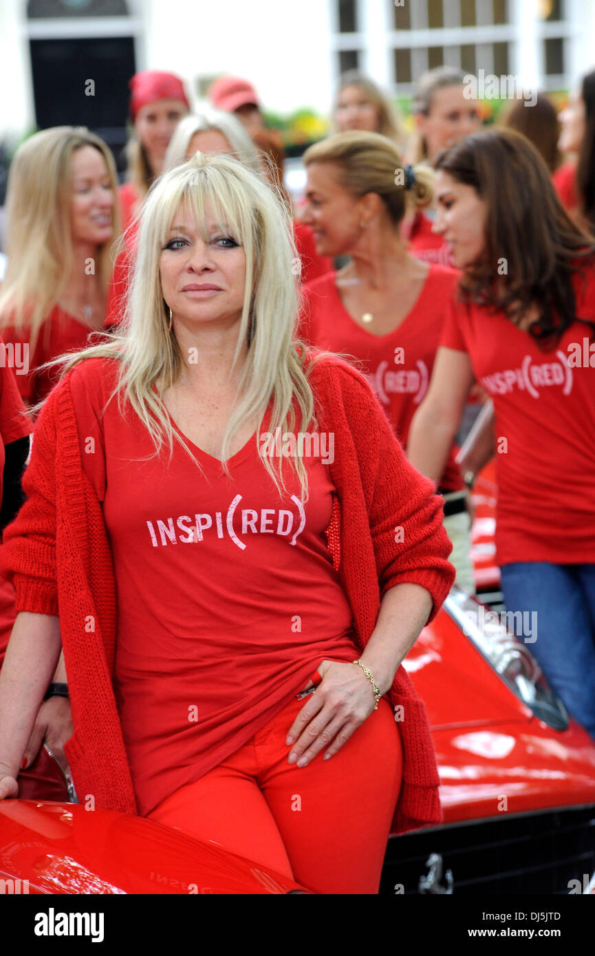 Jo Wood The Cash & Rakete (rot) Tour von London nach Monte Carlo. (Rot) gebrandmarkt Oldtimer und Youngtimer Rennen verlässt London heute und endet in Monte Carlo am 10. Juni mit Stationen in Paris und Mailand. London, England - 07.06.12 Stockfoto