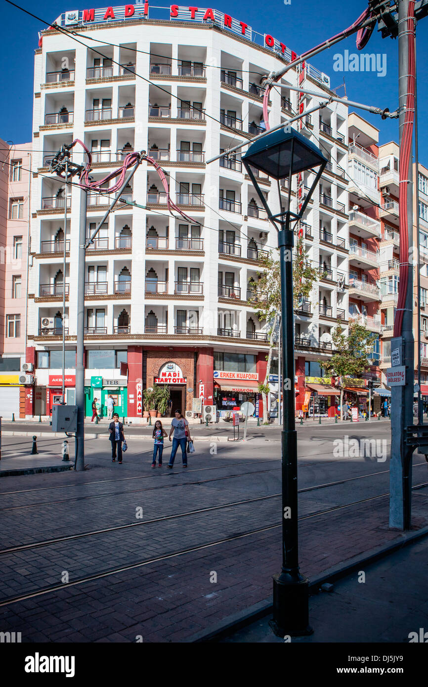 Blick auf das moderne Stadtzentrum von Antalya an der Mittelmeerküste im Süden der Türkei. Stockfoto