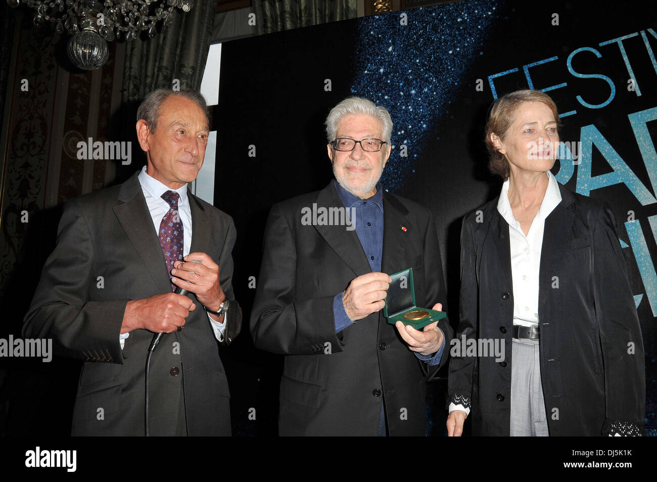 Bertrand Delanoé, Bürgermeister von Paris, Ettoré Scola und Charlotte Rampling an einer Preisverleihung während der 10. Paris Cinema Festival im Hotel de Ville Paris, Frankreich - 06.07.12 Stockfoto