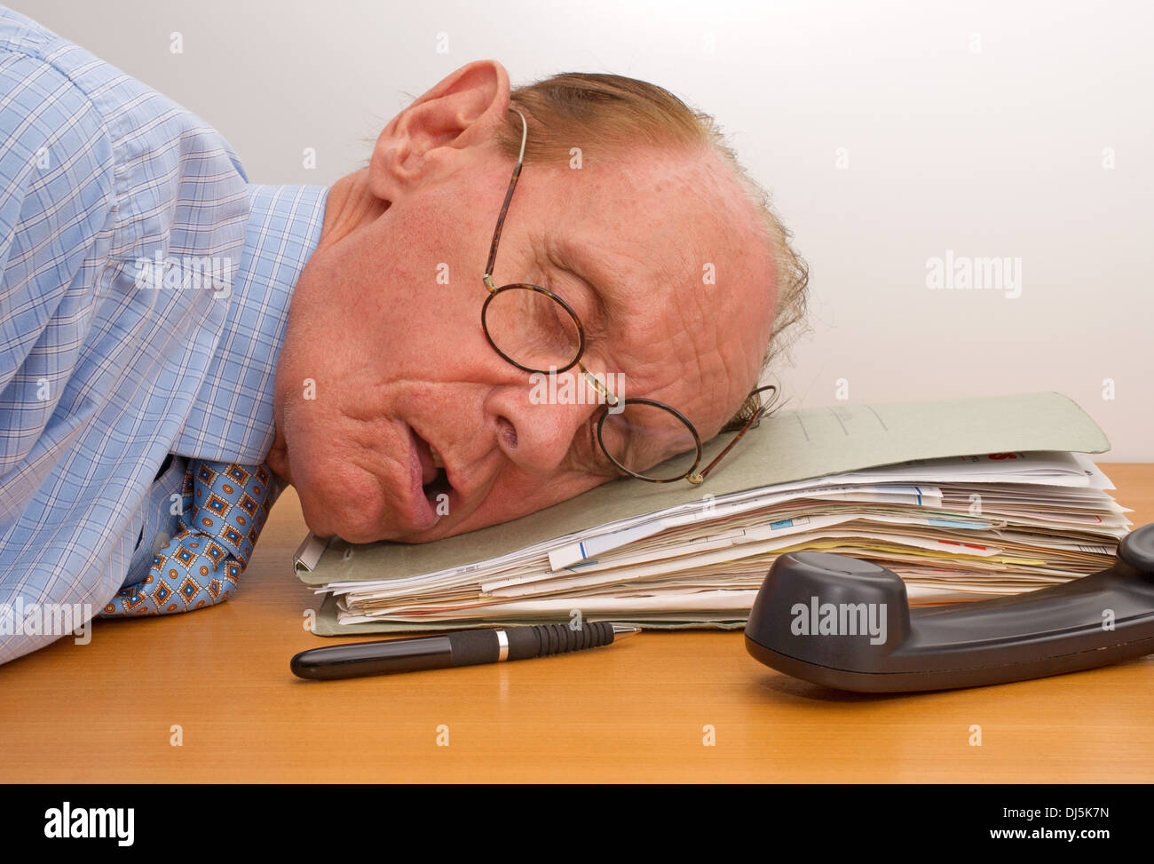 Burnout im Büro Stockfoto
