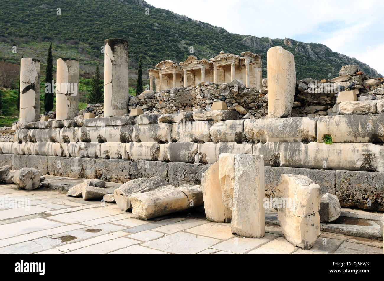 Ephesus-Celsus-Bibliothek mit Marmor-Straße Stockfoto
