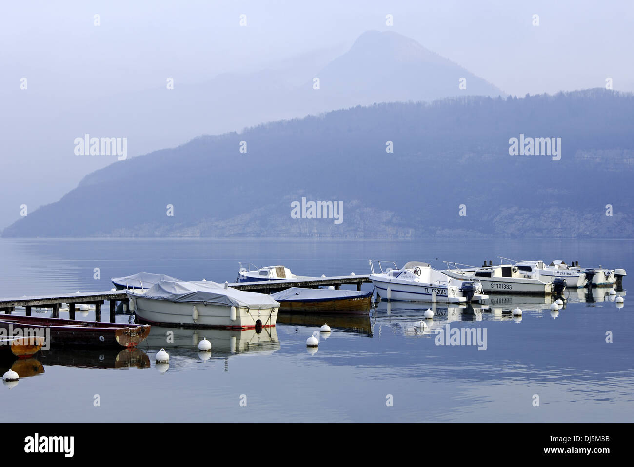 Festgemachten Boote im Herbst Stockfoto
