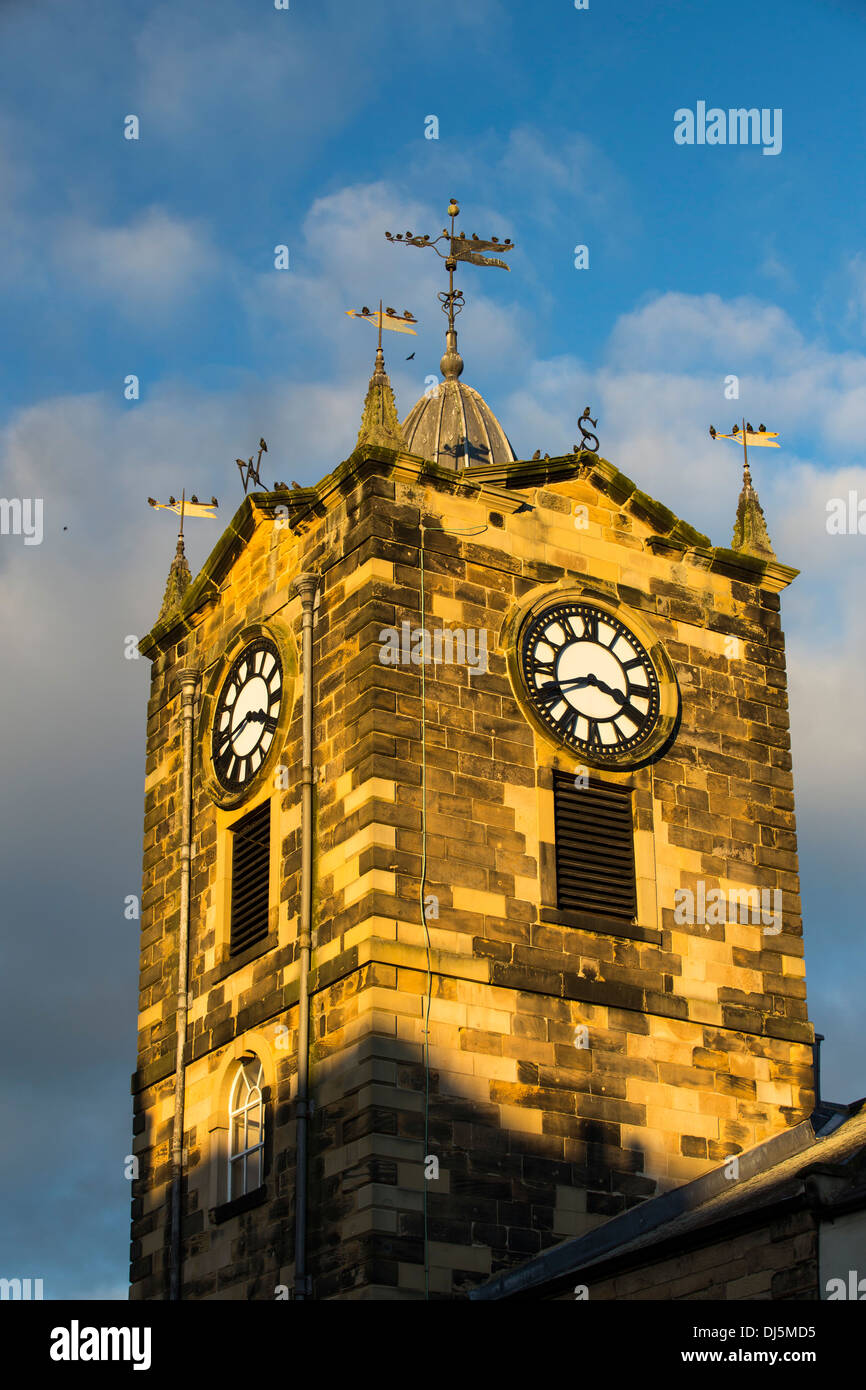 Der Uhrturm des Rathauses in Alnwick, Northumberland, UK. Stockfoto