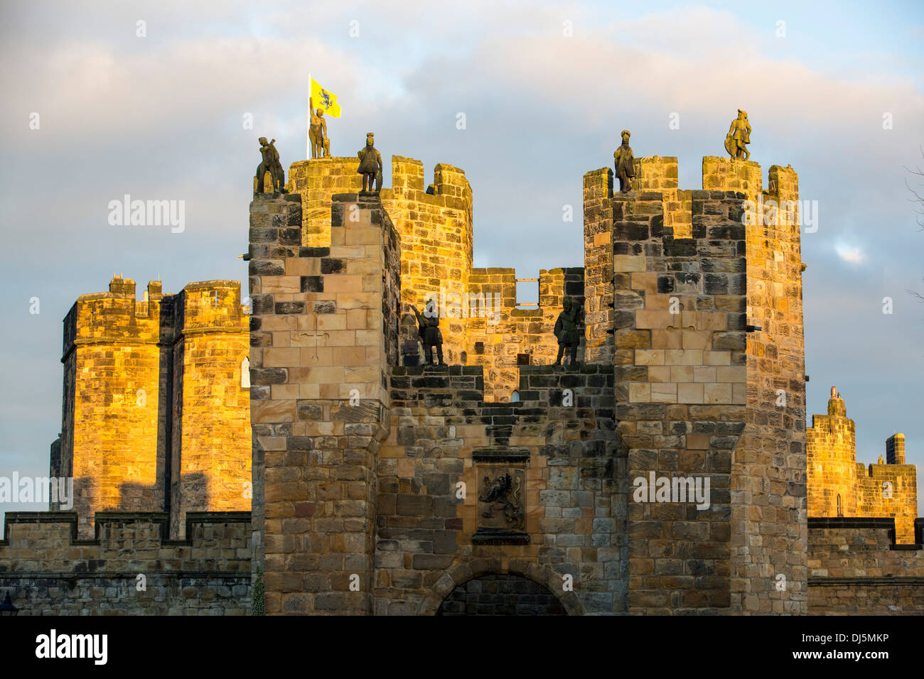 Alnwick Castle bei Sonnenuntergang, Alnwick, Northumberland, UK. Stockfoto