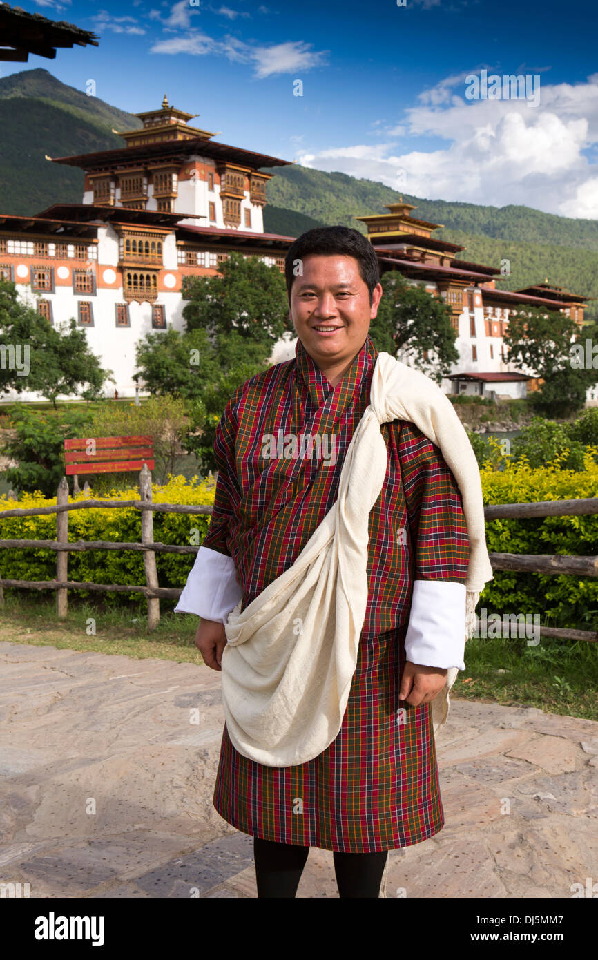 Bhutan, Punakha Dzong bhutanischen Mann tragen traditionelle Gho und Kabney Schärpe posiert für Fotos Stockfoto