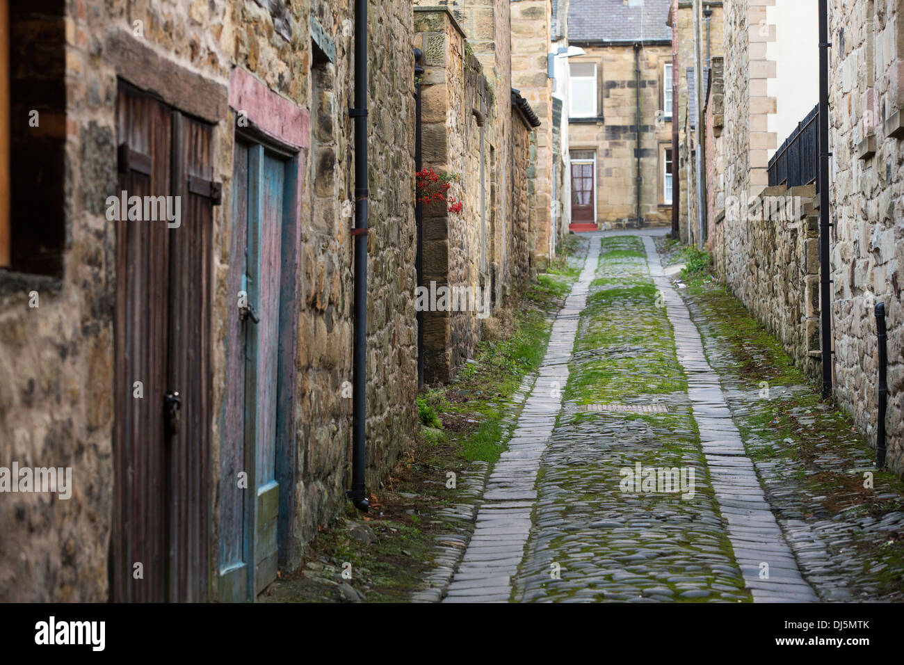 Einer alten gepflasterten Seitenstraße in Alnwick, Northumberland, UK. Stockfoto