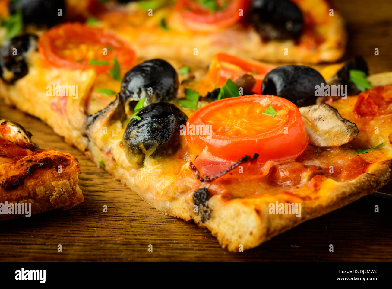 Nahaufnahme Detail des frisch gebackenen traditionelle italienische pizza Stockfoto