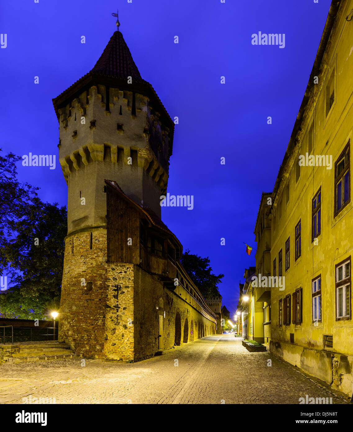 historischen Wehrturm in Hermannstadt, Siebenbürgen, Rumänien, in der Nacht Stockfoto
