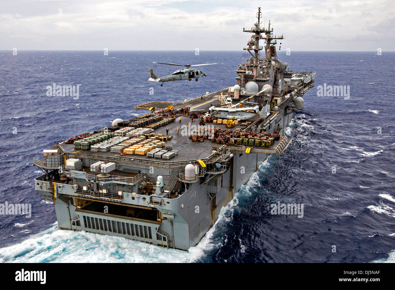 Die US Navy amphibischer Angriff Schiff USS Kearsarge führt eine Munition Offload 30. Oktober 2013 in den Atlantischen Ozean. Stockfoto