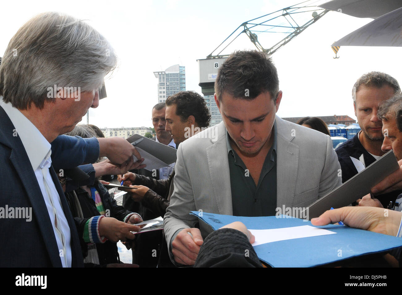 Channing Tatum und Matthew McConaughey Unterzeichnung ihren Weg aus der Sat. 1 TV-Studios in Friedrichshain während einer Promotion-Tour für "Magic Mike". Berlin, Deutschland - 12.07.2012 Stockfoto