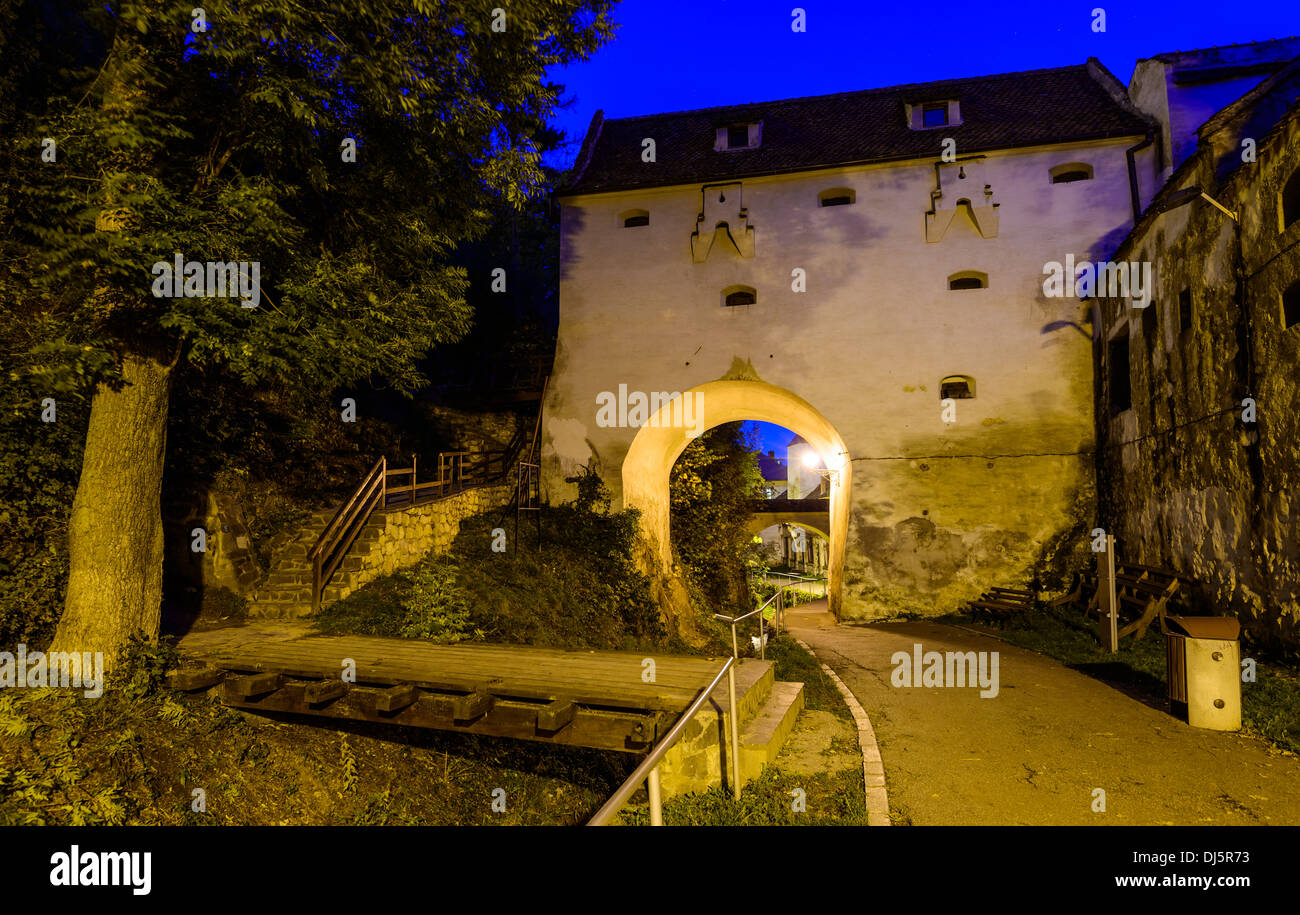 historischen Festung in Brasov (Kronstadt), Siebenbürgen, Rumänien, in der Nacht Stockfoto