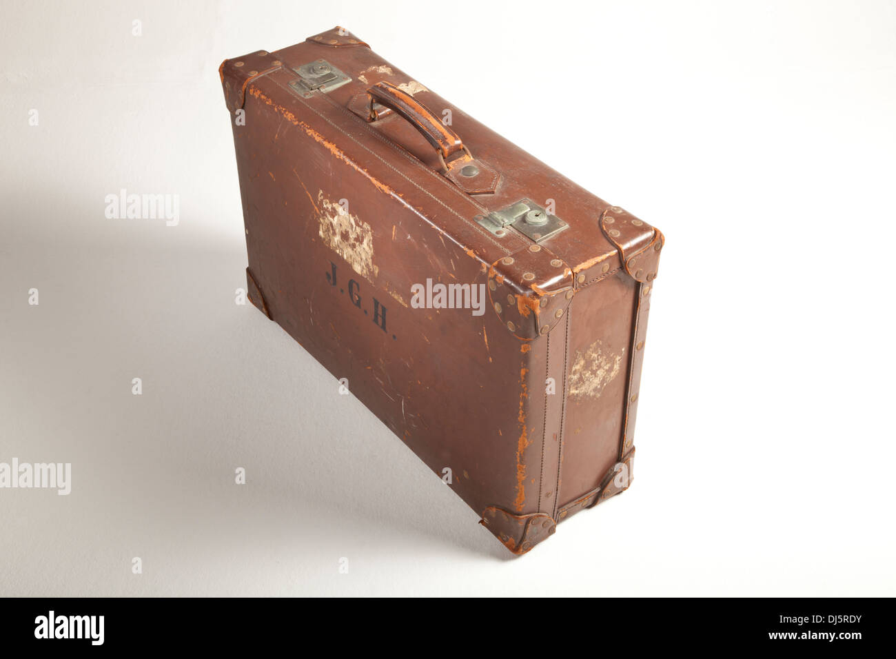 Sehr alte Lederkoffer, Markierungen, wo Reisen Etiketten angebracht worden sind. Stockfoto