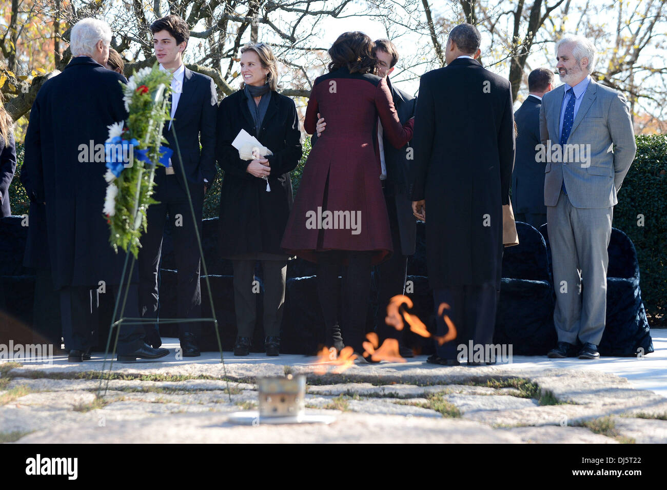 Arlington, Virginia, USA. 20. November 2013. Ehemalige US-Präsident Bill Clinton, US-Präsident Barack Obama und First Lady Michelle Obama spricht Jack Schlossberg, Sohn von US-Botschafter in Japan Caroline Kennedy und Enkel von Präsident Kennedy und anderen Mitgliedern der Familie Kennedy nach der Verlegung eines Kranzes am Grab für Präsident John F. Kennedy auf dem Nationalfriedhof Arlington in Arlington. Diesen Freitag wird des 50. Jahrestages der Ermordung von Präsident Kennedy. Bildnachweis: Pat Benic / Pool über CNP/Dpa/Alamy Live News Stockfoto Arlington, Virginia, USA. 20. November 2013. Ehemalige US-Präsident Bill Clinton, US-Präsident Barack Obama und First Lady Michelle Obama spricht Jack Schlossberg, Sohn von US-Botschafter in Japan Caroline Kennedy und Enkel von Präsident Kennedy und anderen Mitgliedern der Familie Kennedy nach der Verlegung eines Kranzes am Grab für Präsident John F. Kennedy auf dem Nationalfriedhof Arlington in Arlington. Diesen Freitag wird des 50. Jahrestages der Ermordung von Präsident Kennedy. Bildnachweis: Pat Benic / Pool über CNP/Dpa/Alamy Live News Stockfoto