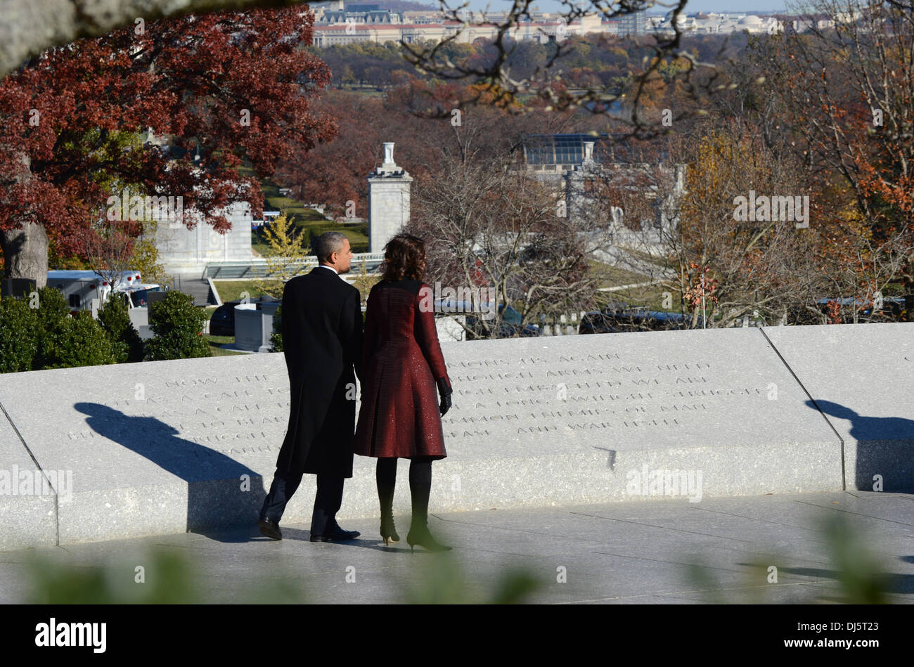 Arlington, Virginia, USA. 20. November 2013. US-Präsident Barack Obama und First Lady Michelle Obama pause an der Gedenkstätte für Präsident John F. Kennedy auf dem Nationalfriedhof Arlington in Arlington. Diesen Freitag wird des 50. Jahrestages der Ermordung von Präsident Kennedy am 22. November 1963. Bildnachweis: Pat Benic / Pool über CNP/Dpa/Alamy Live News Stockfoto