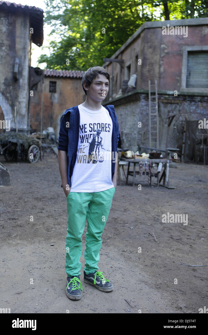 Fynn Henkel am Set des deutschen Films "Sterben Jugendbuchklassikers