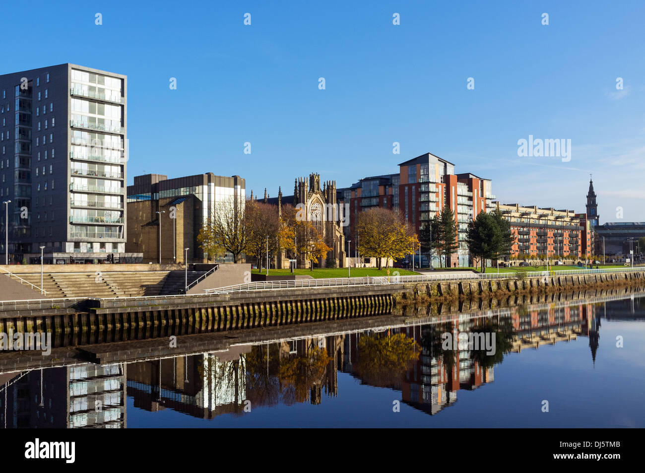 Anzeigen von Osten am Fluss Clyde in Richtung Broomielaw, Glasgow, Schottland, Großbritannien mit St Andrews Cathedral Stockfoto