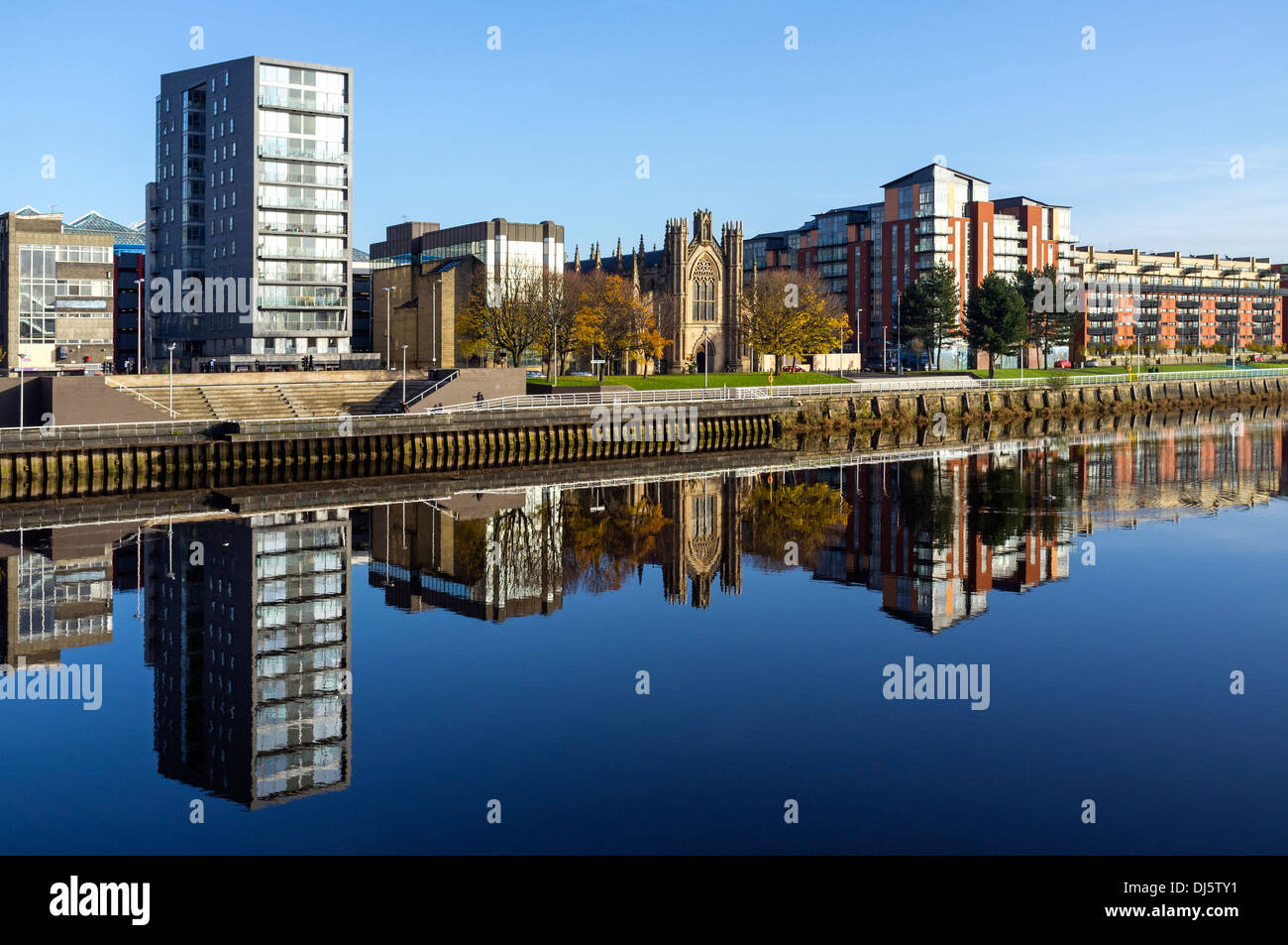 Anzeigen von Osten am Fluss Clyde in Richtung Broomielaw, Glasgow, Schottland, Großbritannien mit St Andrews Cathedral Stockfoto