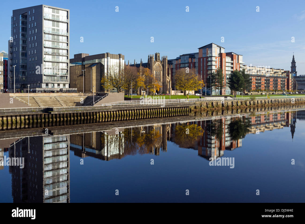 Osten am Fluss Clyde in Richtung Broomielaw, Glasgow, Schottland, Großbritannien mit St. Andrews Cathedral in der Nähe von Zentrum anzeigen Stockfoto