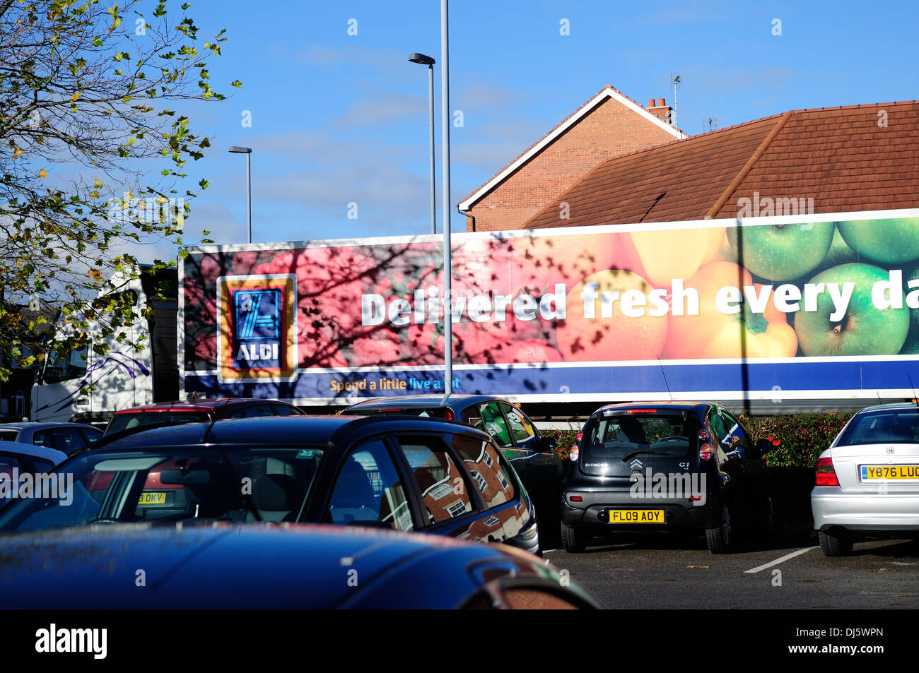 Hucknall, Notts, UK, 22. Novemeber speziell ausgewählten 2013.Aldi Luxus, den gekürt Mince Pies Geschmack Test als dieser Jahre beste Torten. Tracht Prügel speichert wie Selfriges, und Fortnums und andere. Ein Käufer bei Aldi Speicher Hucknall ihr Feld von Mince Pies kauft und bei £1,69 ihre billigste sowie. Bildnachweis: Ian Francis/Alamy Live-Nachrichten Stockfoto