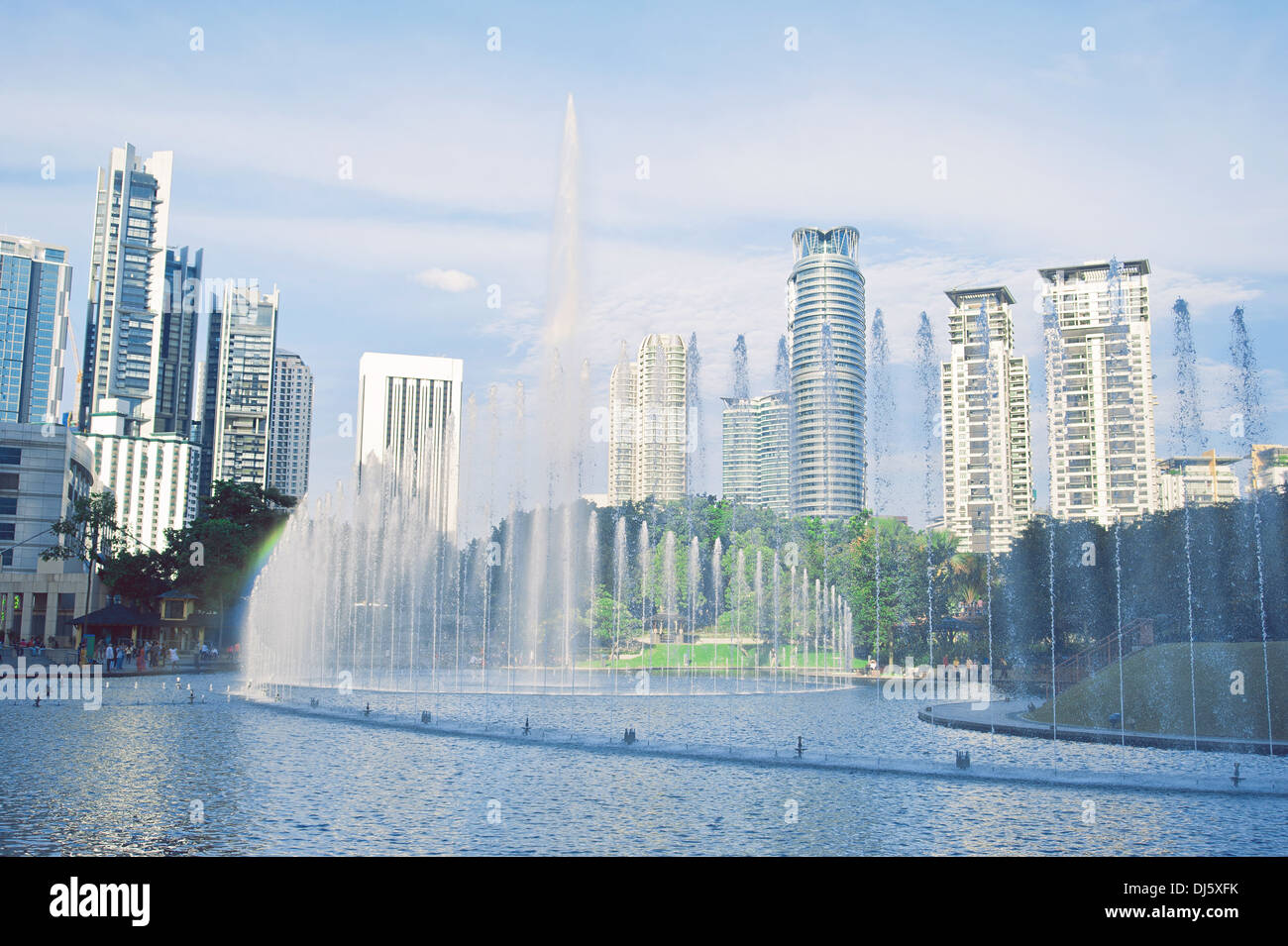 Central Park in Kuala Lumpur, Brunnen vor der Petronas Twin Towers Stockfoto