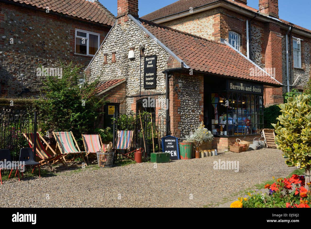 Vintage Liegestühle und Antike waren vor einem Geschäft Kapelle Hof, Holt, Norfolk, England, Vereinigtes Königreich, Europa Stockfoto