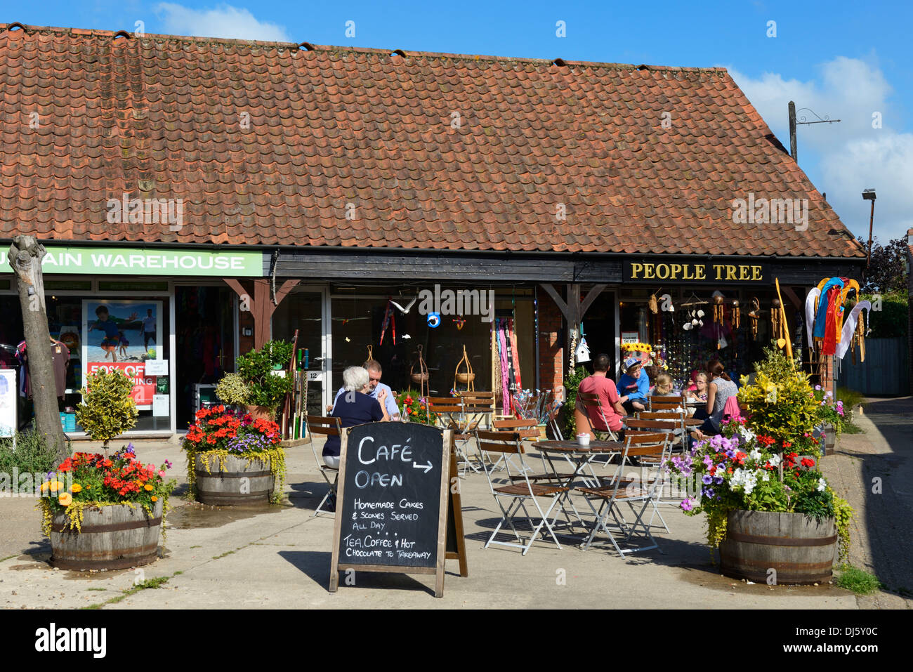 Alfresco Café und Geschäfte, Kapelle Hof, Holt, Norfolk, England, Vereinigtes Königreich, UK, Europa Stockfoto