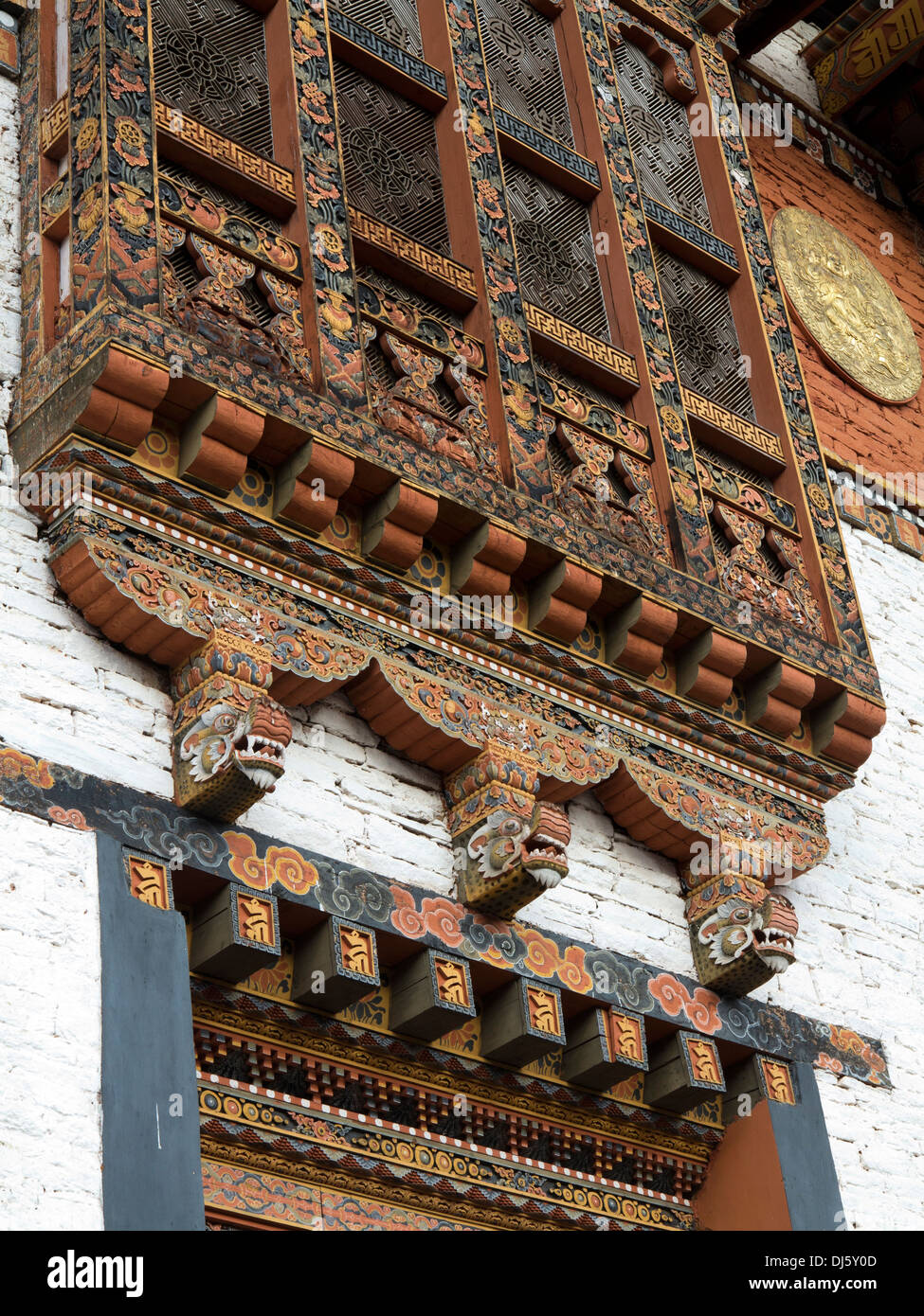Bhutan, Punakha Dzong, dekoriert Holzfenster Stockfoto