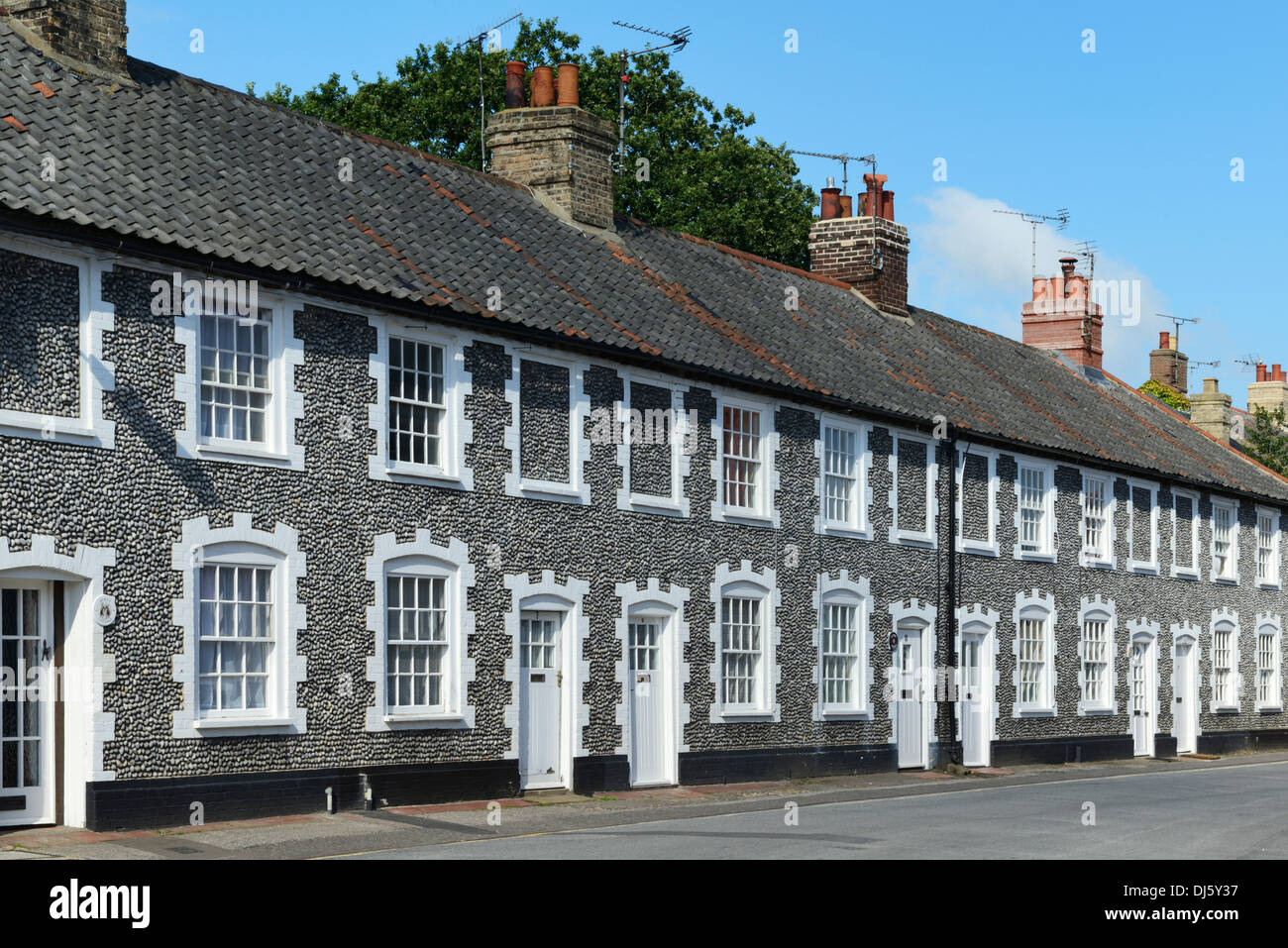 Reihe von Flintstone gepflasterten georgische Hütten, Albert Street, Holt, Norfolk, England, Vereinigtes Königreich, UK, Europa Stockfoto