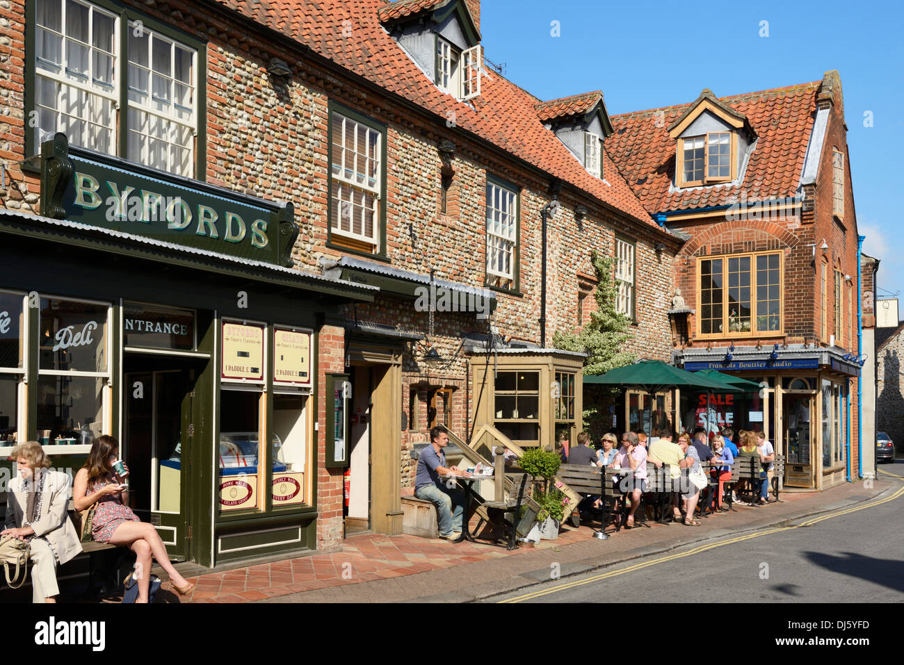 Im Freien essen im Freien ein Wirtshaus (Kneipe) und Feinkost, Holt, Norfolk, England, Vereinigtes Königreich, Europa Stockfoto