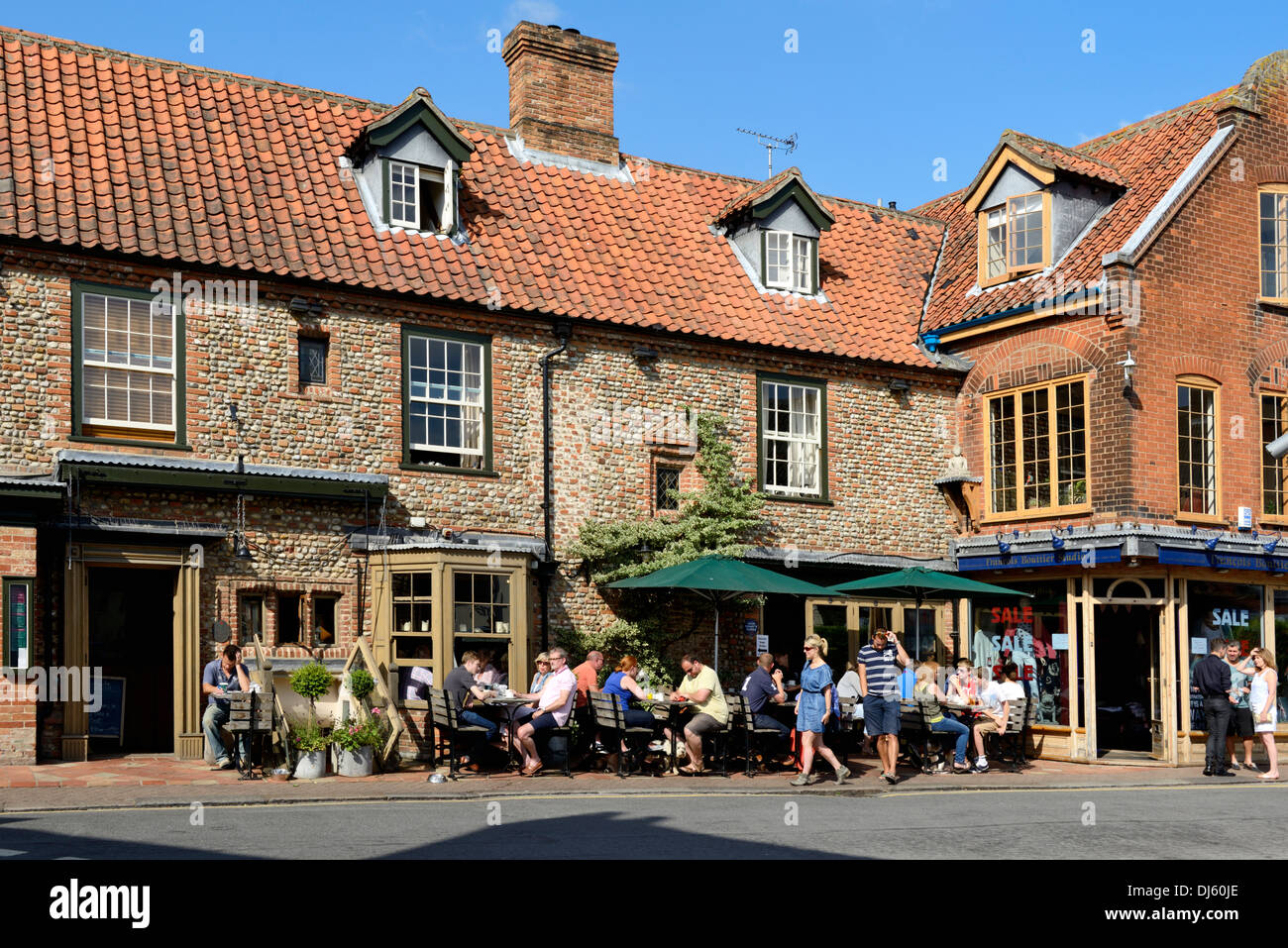 Im Freien Essen außerhalb einer Gastwirtschaft (Pub), Shirehall Ebene, Holt, Norfolk, England, Vereinigtes Königreich, Europa Stockfoto