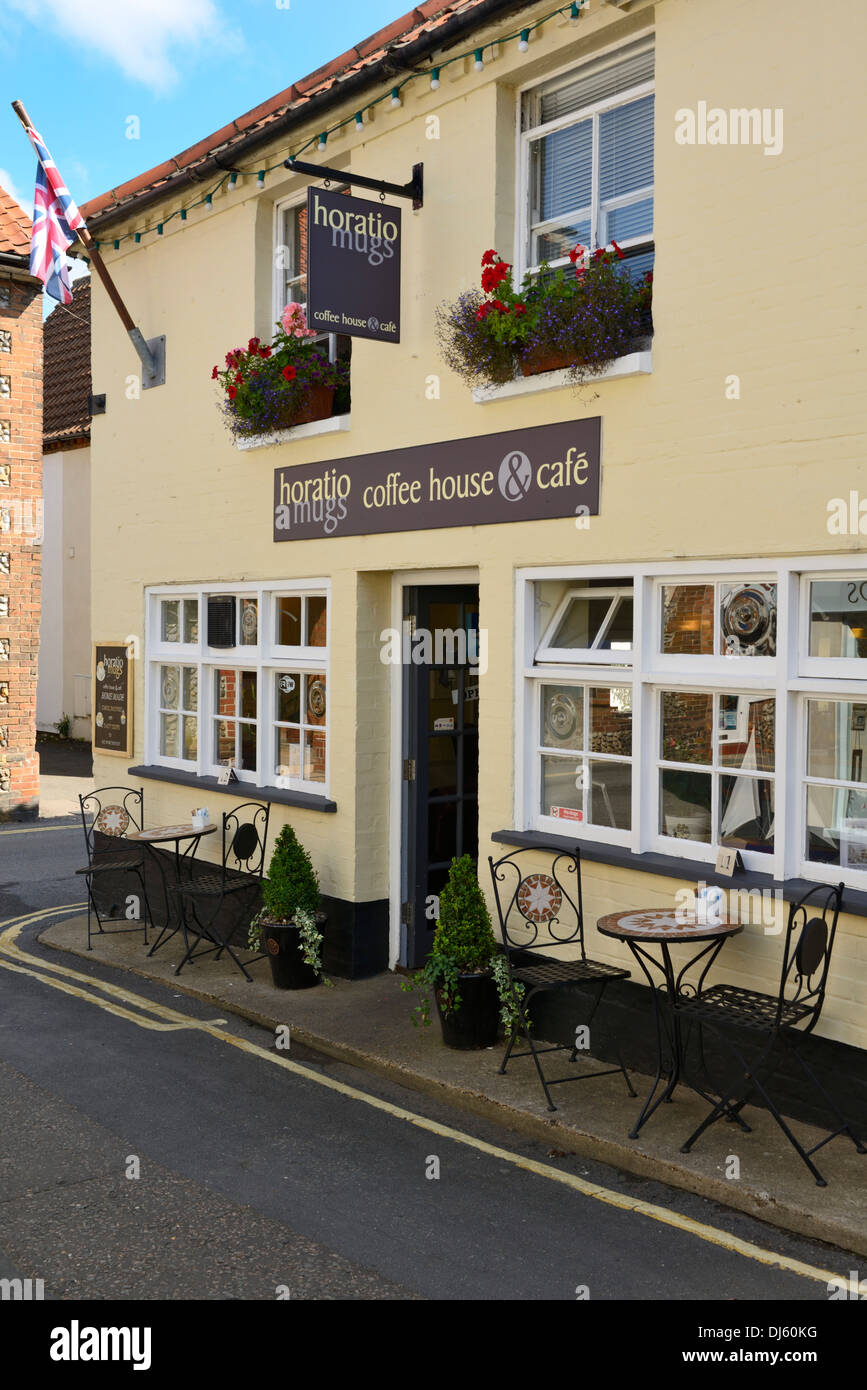Tische und Stühle im Freien ein Kaffee Haus und Café, Bull Street, Holt, Norfolk, England, Vereinigtes Königreich, UK, Europa Stockfoto