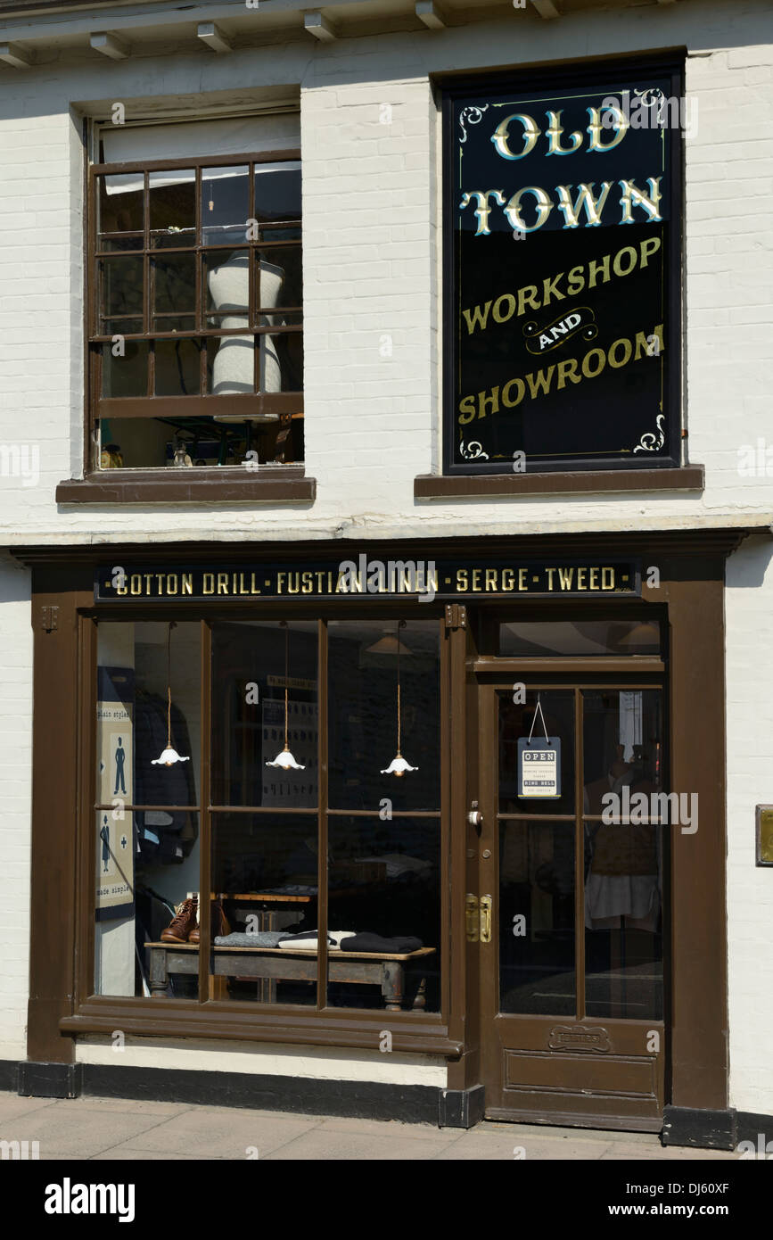 Traditionelle Schneider Shop Schaufenster, Bull Street, Holt, Norfolk, England, Vereinigtes Königreich, Europa Stockfoto