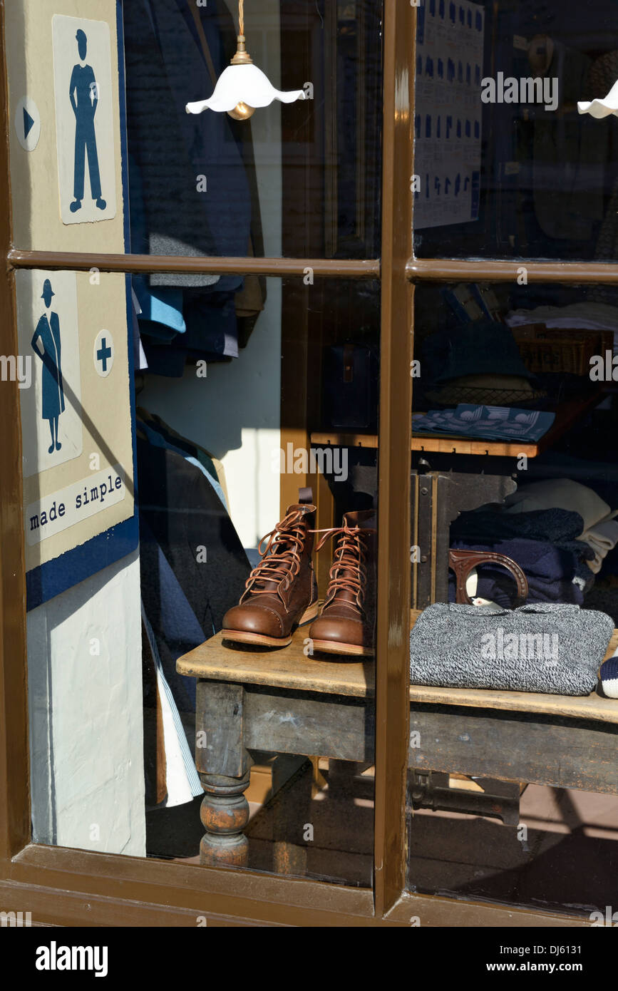 Traditionelle Schneider Shop Schaufenster, Bull Street, Holt, Norfolk, England, Vereinigtes Königreich, Europa Stockfoto