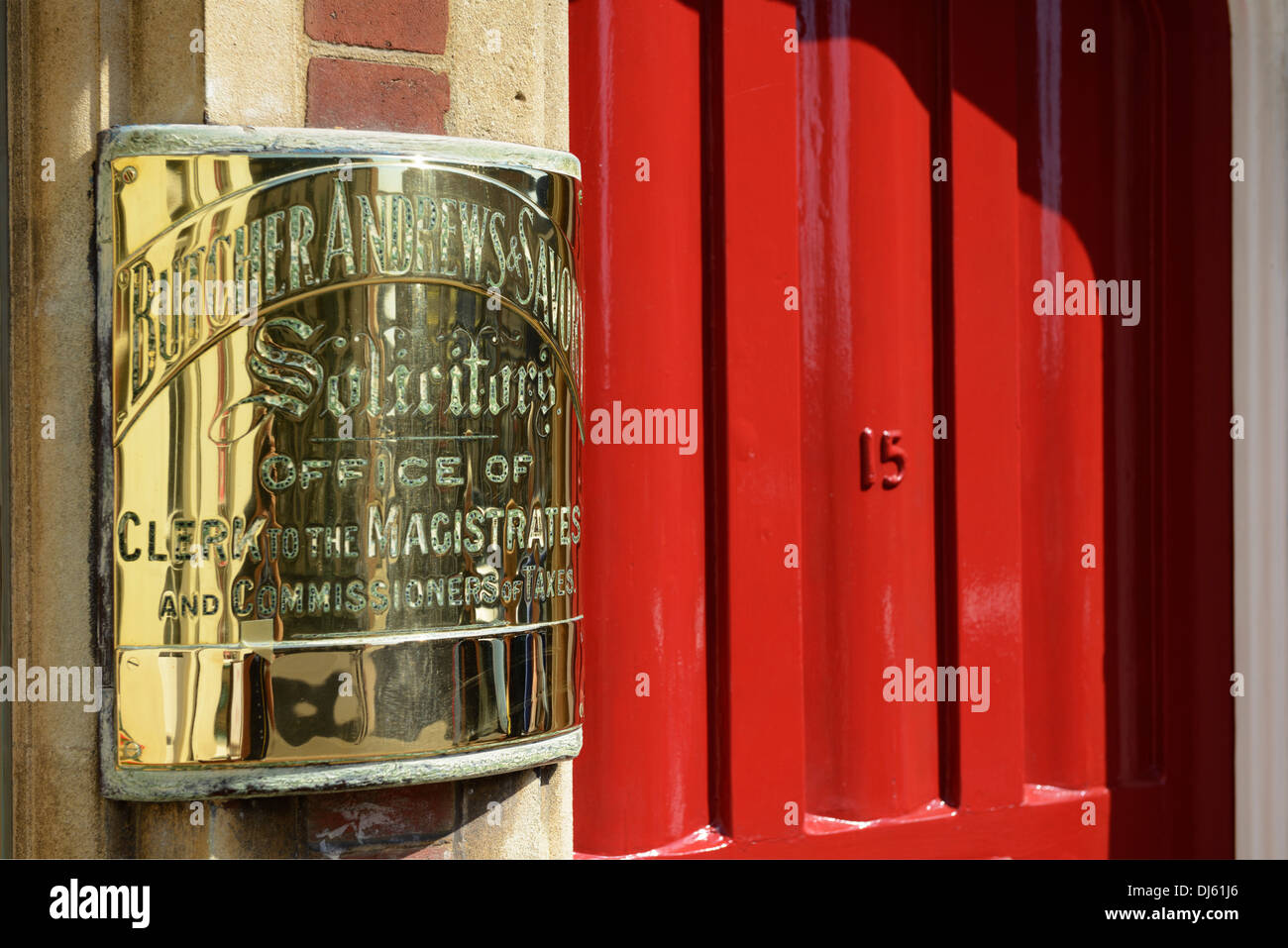 Alte Messingplakette außerhalb eines Solicitors Büros, Marktplatz, Holt, Norfolk, England, Vereinigtes Königreich, UK, Europa Stockfoto