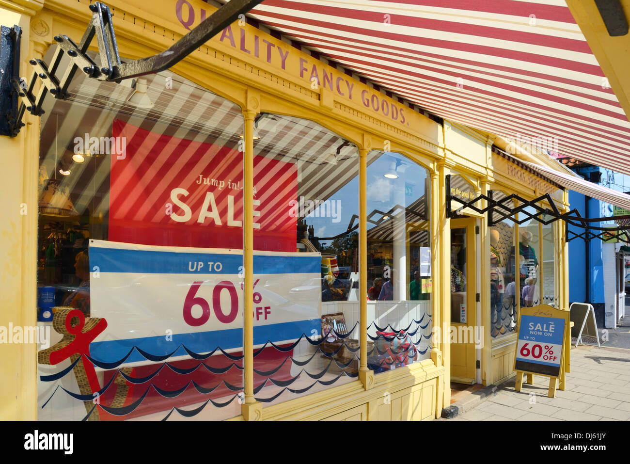 Bunte alte altmodische gestreiften Baldachin vor einem Geschäft, Holt, Norfolk, England, Vereinigtes Königreich, UK, Europa Stockfoto
