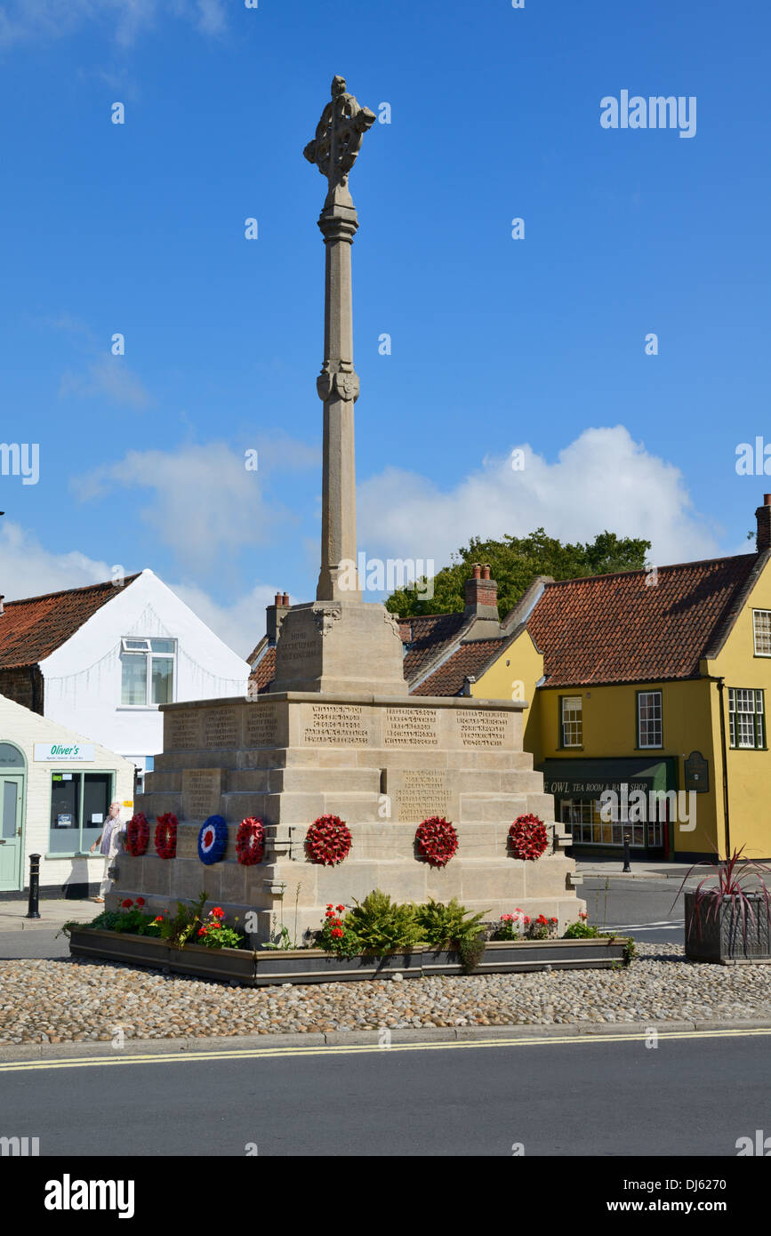 Kriegerdenkmal Kreuz, Marktplatz, Holt, Norfolk, England, Vereinigtes Königreich, UK, Europa Stockfoto