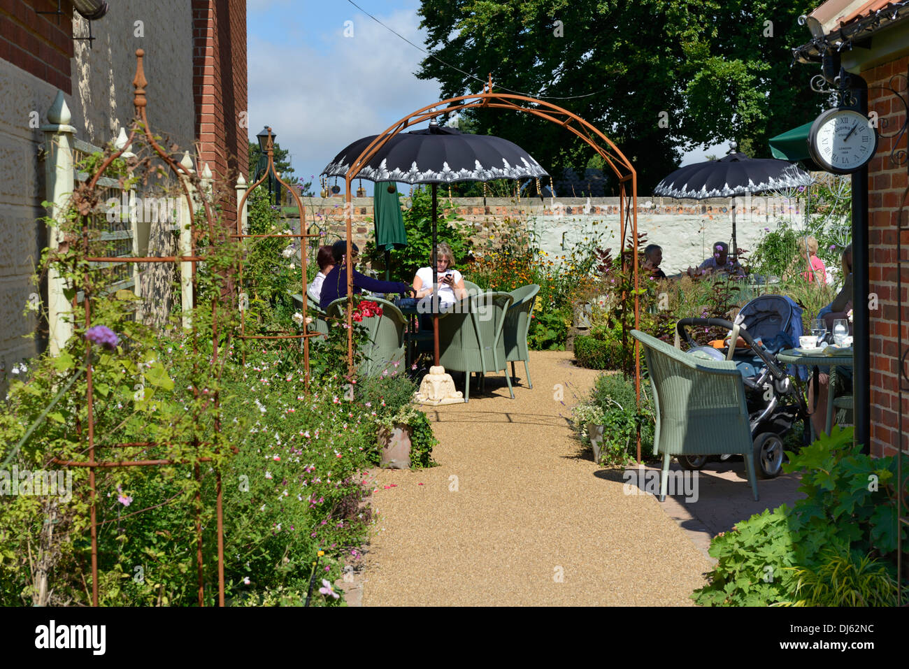Im Freien essen im Café, Hoppers Hof, Holt, Norfolk, England, Vereinigtes Königreich, UK, Europa Stockfoto
