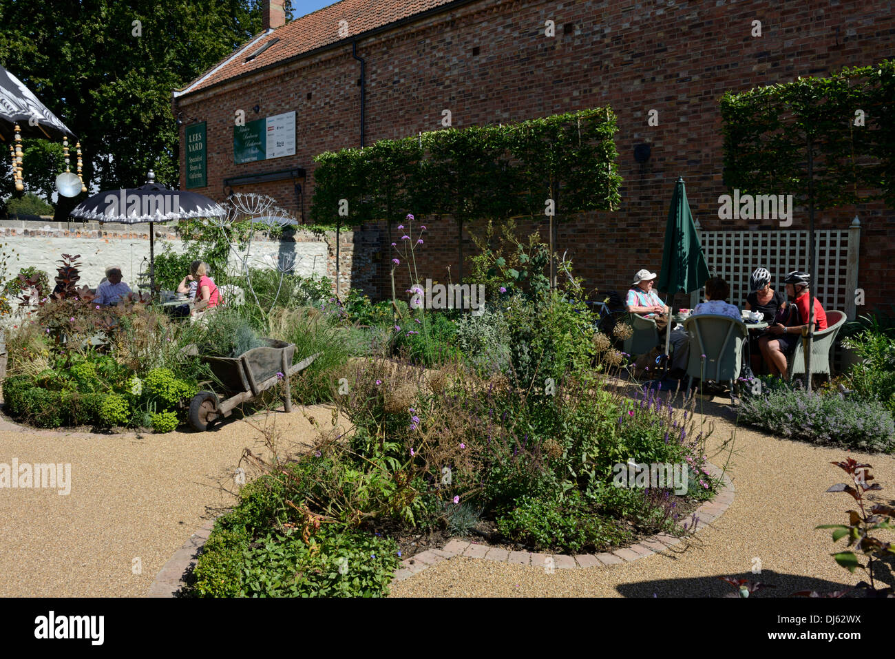 Im Freien essen im Café, Hoppers Hof, Holt, Norfolk, England, Vereinigtes Königreich, UK, Europa Stockfoto