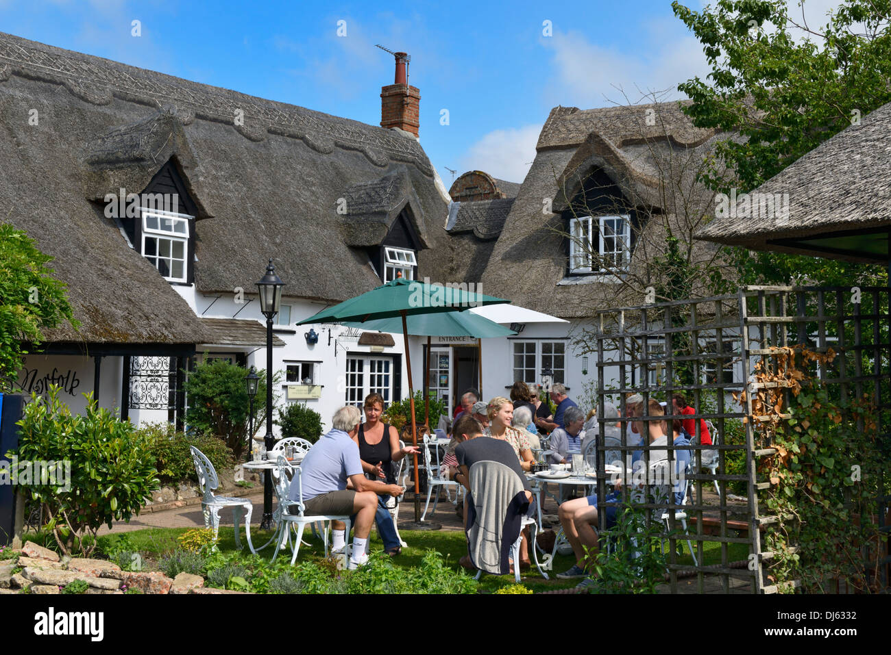 Essen im Freien vor einem riverside Pub mit Strohdach, Horning, Norfolk, England, Vereinigtes Königreich, UK, Europa Stockfoto