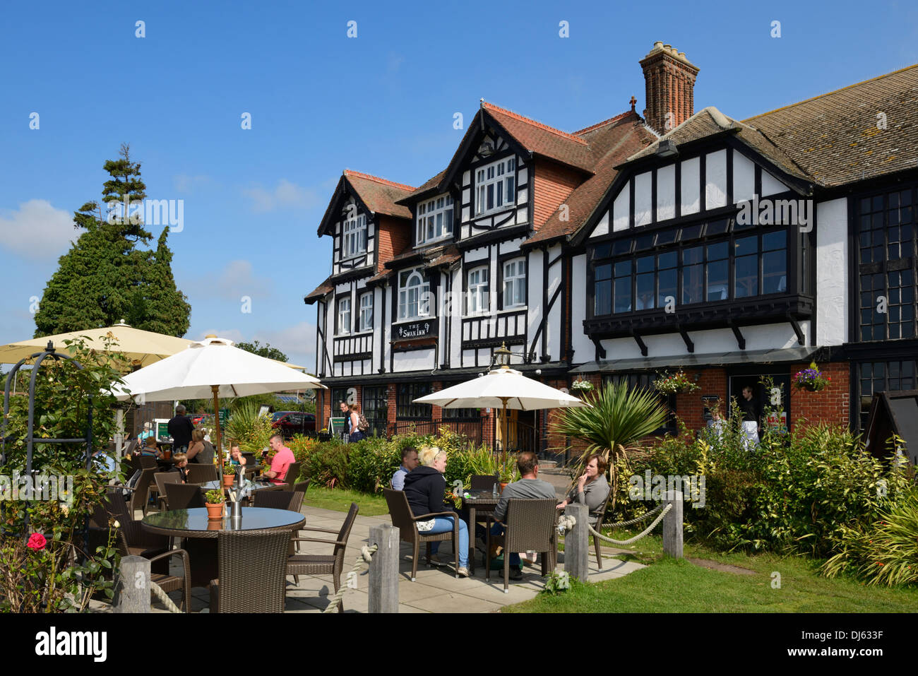 Im Freien Essen außerhalb der Schwan Gasthaus und Restaurant am Ufer des Flusses Bure, Horning, Norfolk, England, UK, Europa Stockfoto