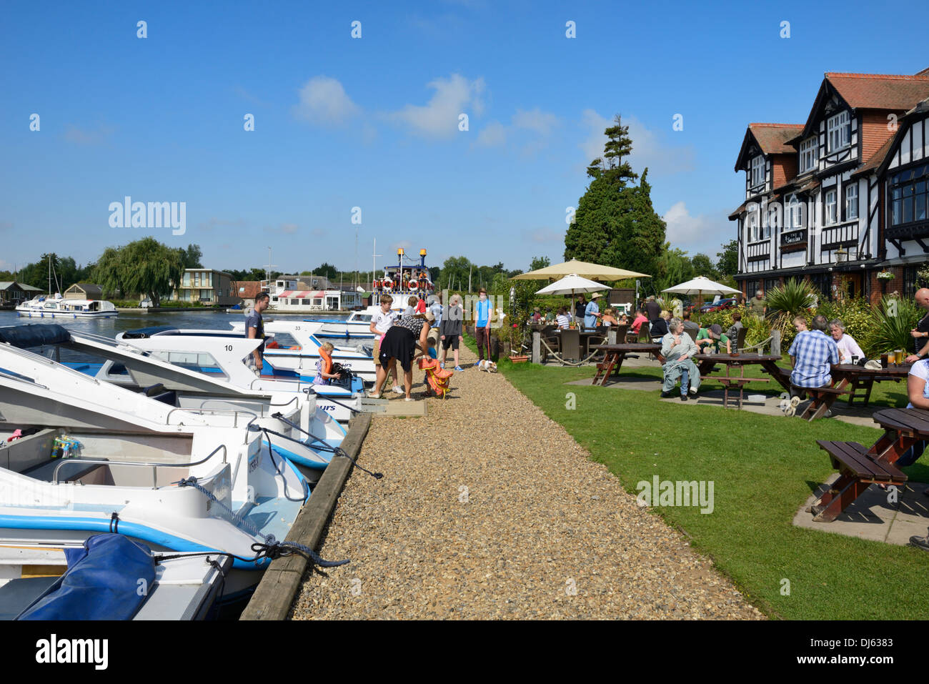 Boote vertäut am Fluss Bure neben dem Schwan Gasthaus und Restaurant, Horning, Norfolk, England, Vereinigtes Königreich, UK, Europa Stockfoto