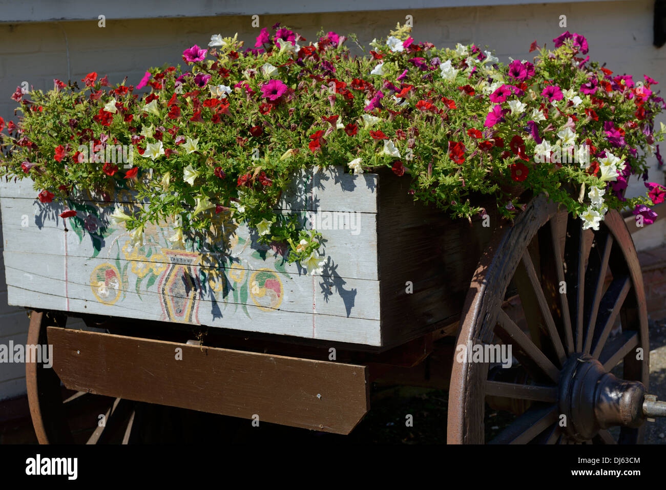 Blumen in eine alte lackierte Wagen außerhalb einer Gastwirtschaft (Pub), Horning, Norfolk, England, Vereinigtes Königreich, UK, Europa Stockfoto